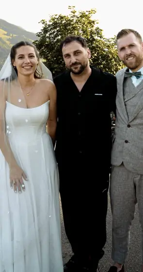 DJ Stefan mit Braut und Bräutigam bei einer Hochzeit in den Bergen