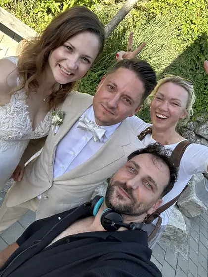 Hochzeits-DJ Stefan macht ein fröhliches Selfie mit Brautpaar und Hochzeitsgast